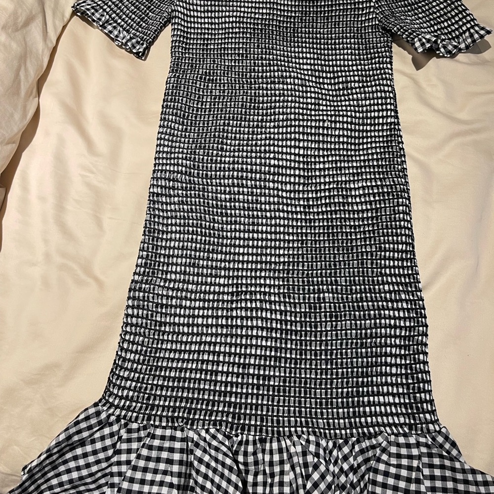 Black and white off the shoulders dress never worn tags still on size small